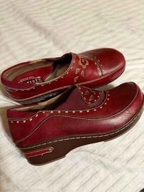 L’ ARTISTE Spring Step Burgundy Leather Slip-On Wedge Loafers